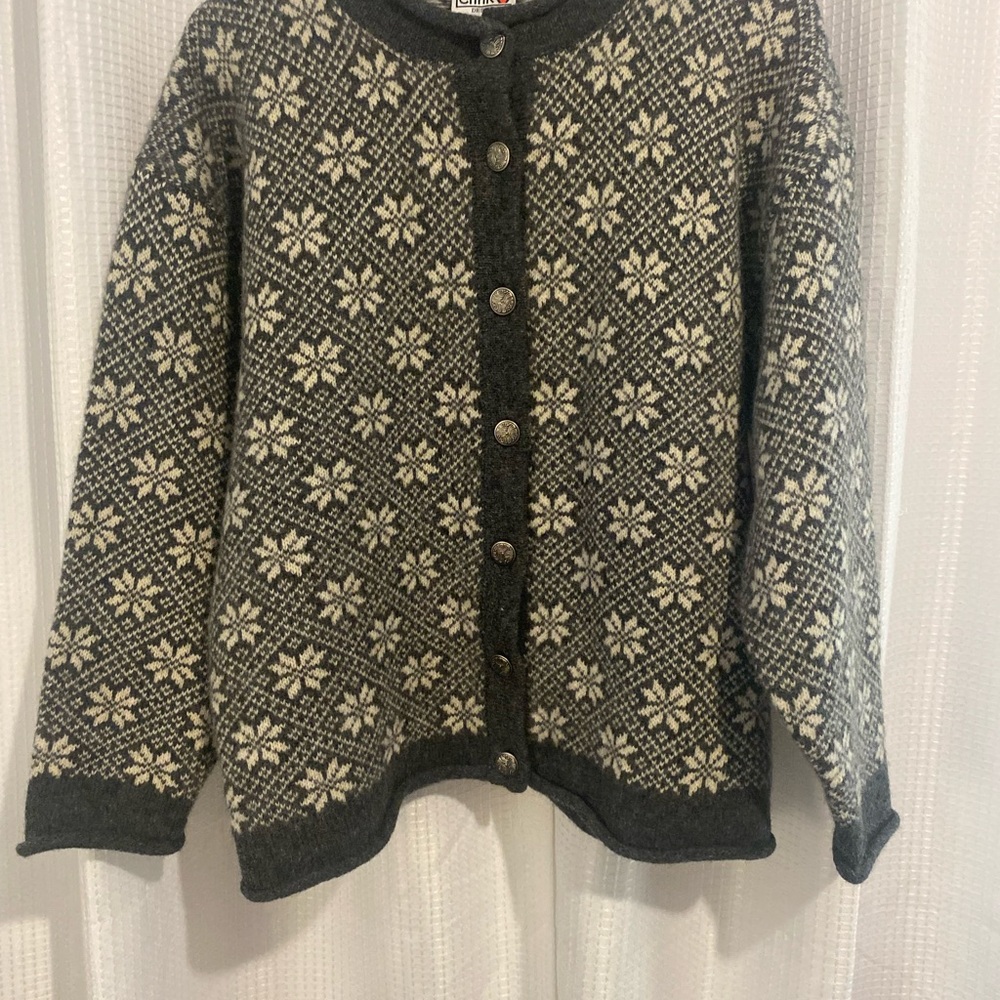 Women's  medium 100% wool sweater. Vintage grey and white snowflake.